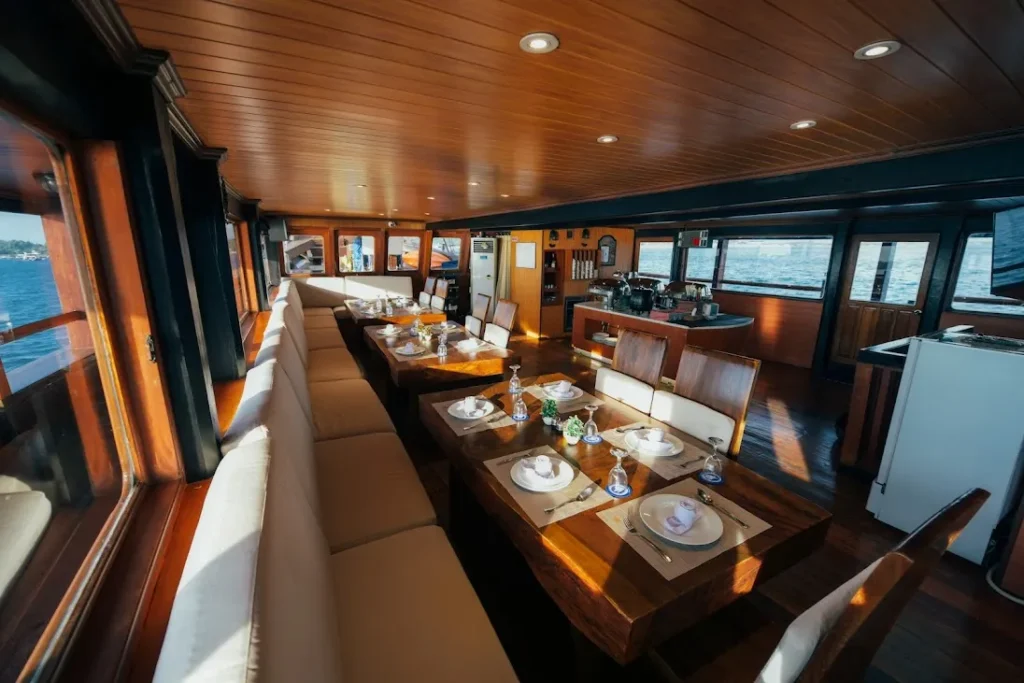 Sea Safari 8 Liveaboard | Komodo Luxury