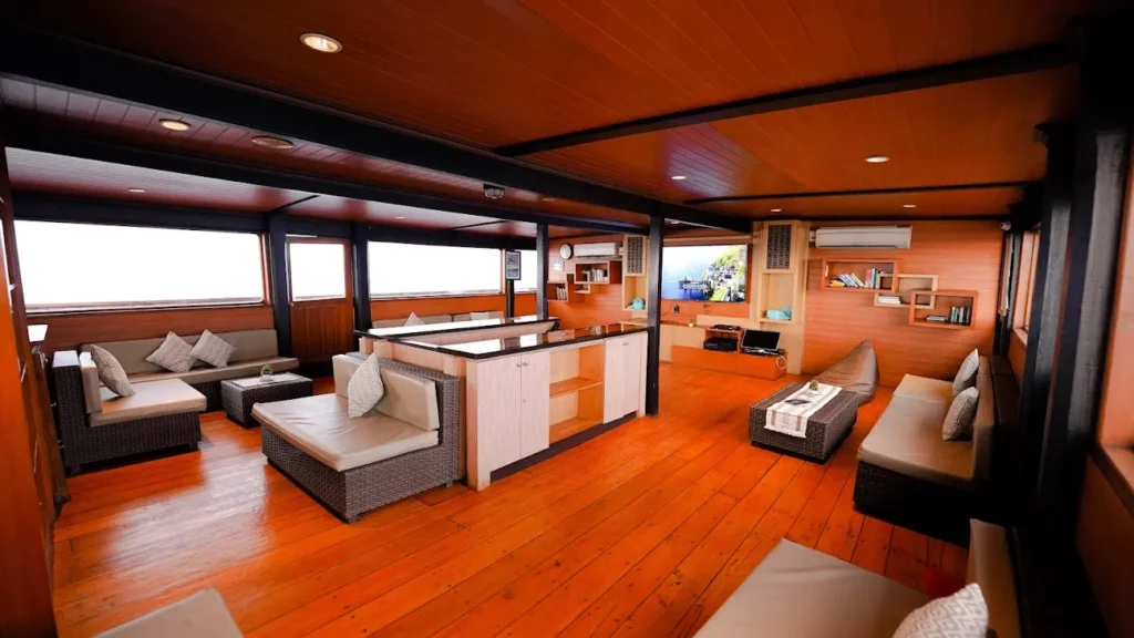 Sea Safari 8 Liveaboard | Komodo Luxury