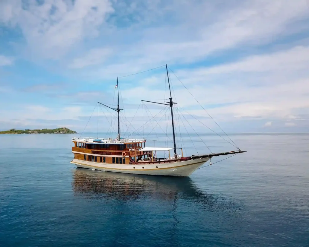 Senada Cruise Phinisi Exterior by Komodo Luxury