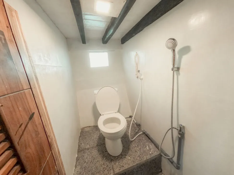 Toilet  Almadira Phinisi | Komodo Luxury