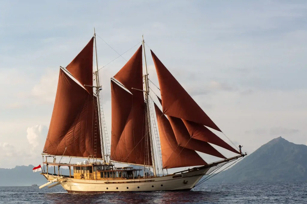 Si Datu Bua Phinisi Boat Charter | Komodo & Raja Ampat | Komodo Luxury