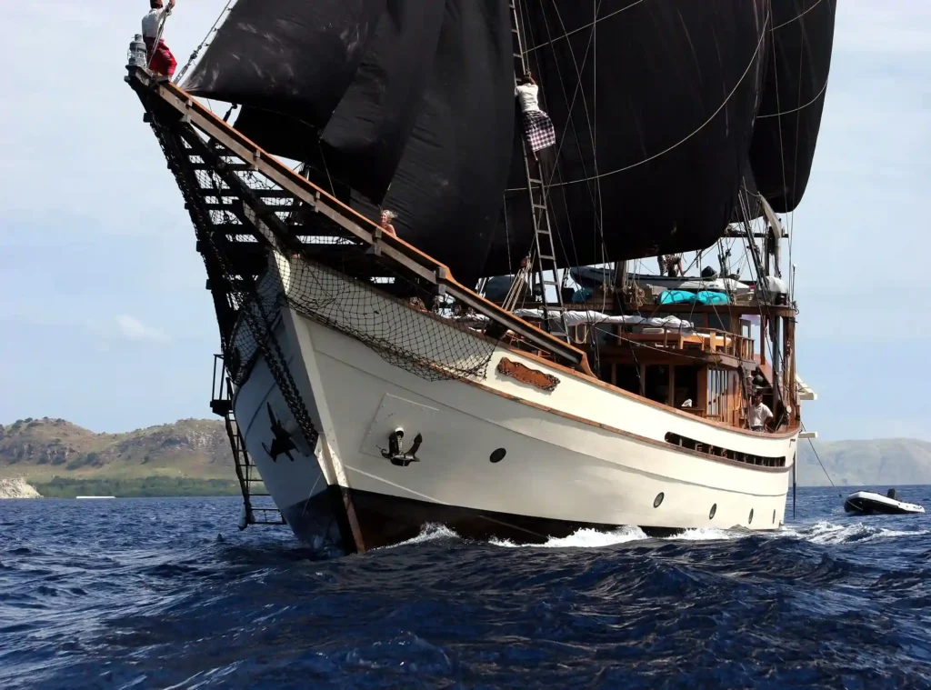 Silolona Phinisi Liveaboard | Komodo Luxury