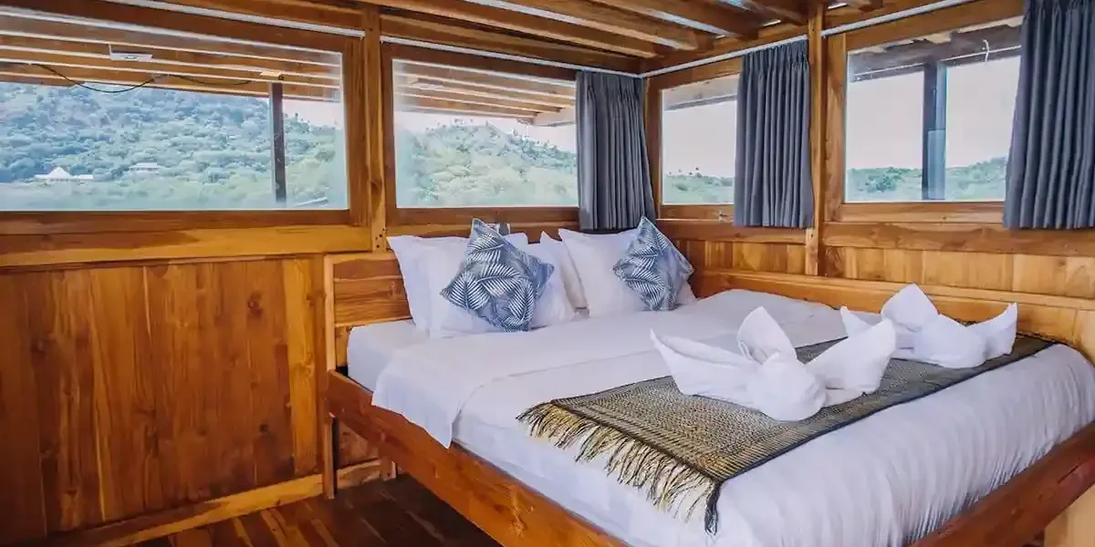 Upper Deck Cabin in Dream Ocean – KomodoLuxury