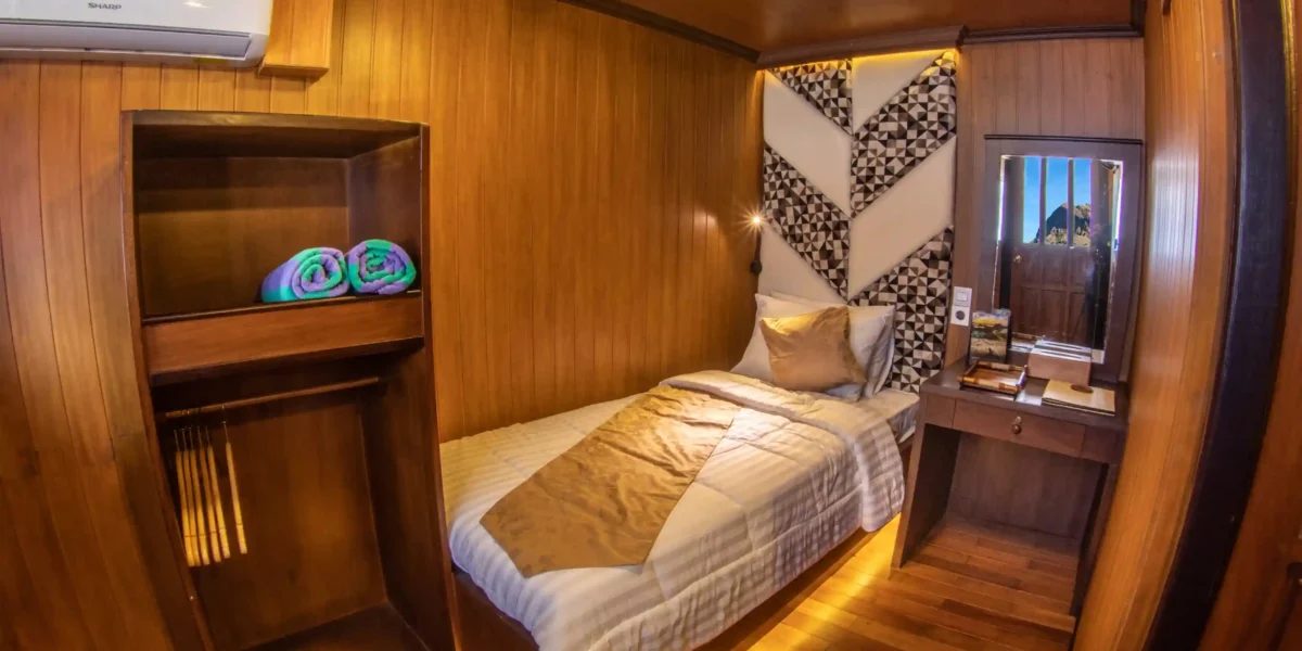 Middle Deck Room | Single Bed on Cheng Ho Phinisi | Komodo Tour | Komodo Luxury
