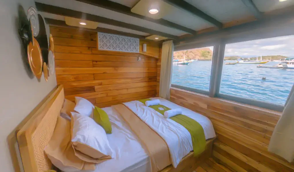Royal Deluxe Cabin | Yumana Phinisi | Komodo National Park | Komodo Luxury