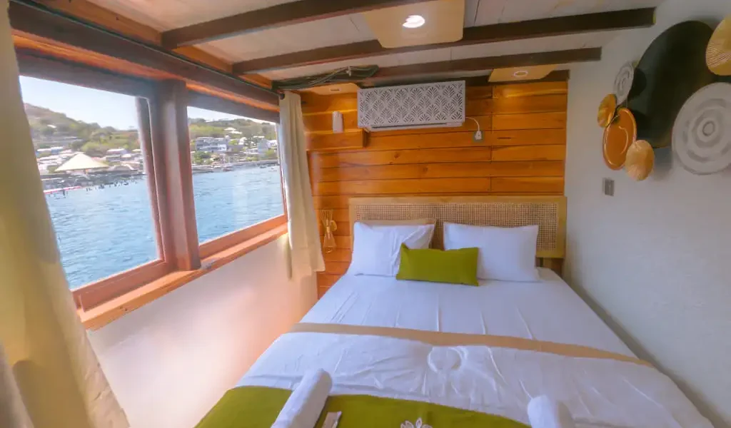 Royal Deluxe Cabin | Yumana Phinisi | Komodo National Park | Komodo Luxury