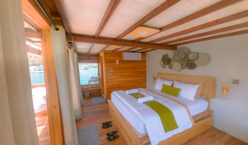 Royal Suite Cabin 1 | Yumana Phinisi | Komodo National Park | Komodo Luxury