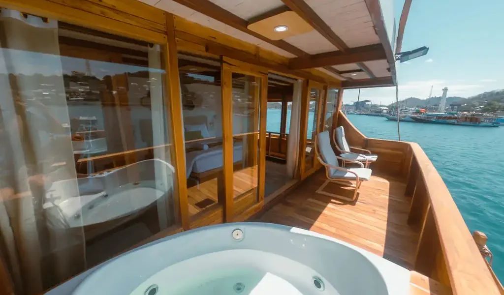 Royal Suite Cabin Bathub | Yumana Phinisi | Komodo National Park | Komodo Luxury