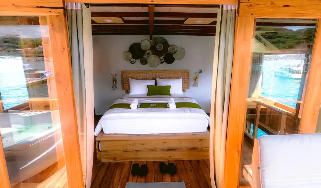Royal Suite Cabin | Yumana Phinisi | Komodo National Park | Komodo Luxury