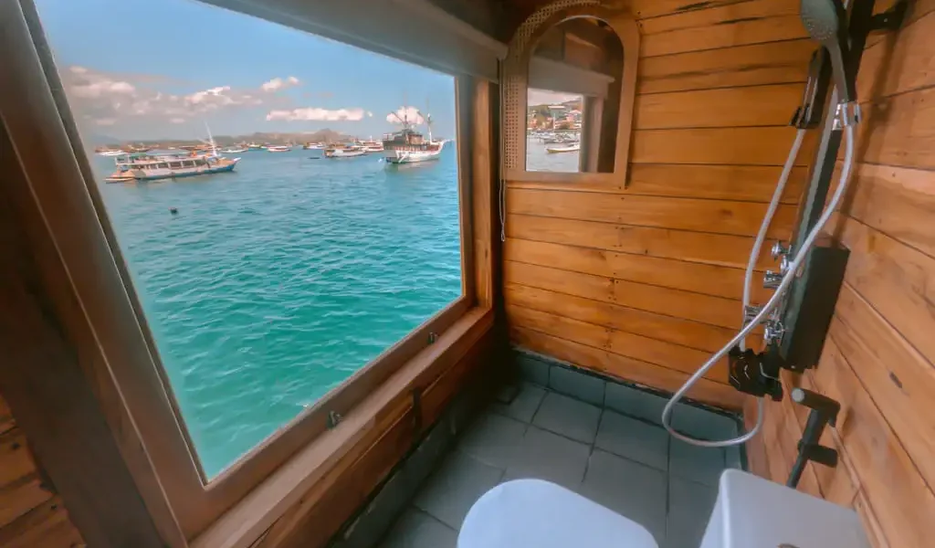 Royal Suite Cabin Bathroom | Yumana Phinisi | Komodo National Park | Komodo Luxury