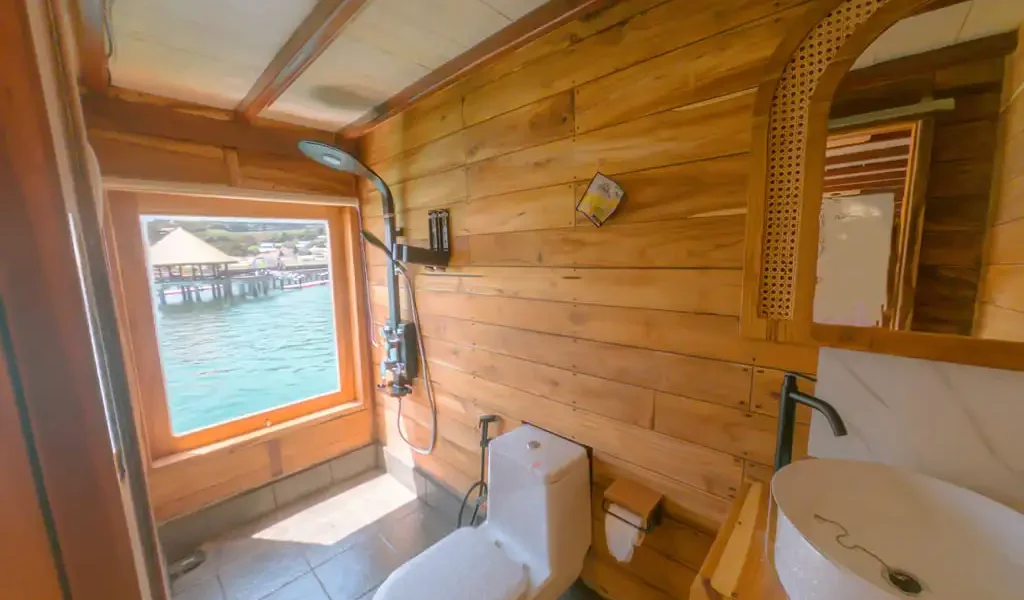 Royal Signature Cabin Bathroom | Yumana Phinisi | Komodo National Park | Komodo Luxury