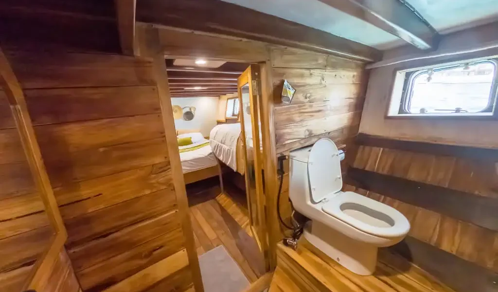 Royal Superior Cabin Bathroom | Yumana Phinisi | Komodo National Park | Komodo Luxury