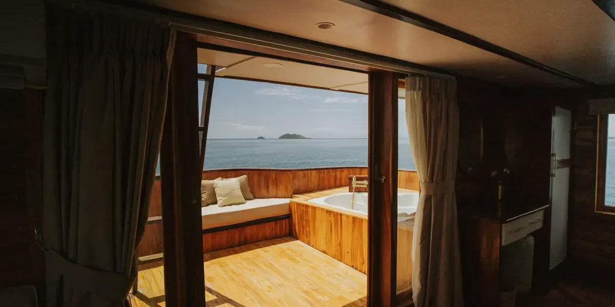 Zada-Nara-Master-Ocean-View-Cabin-1